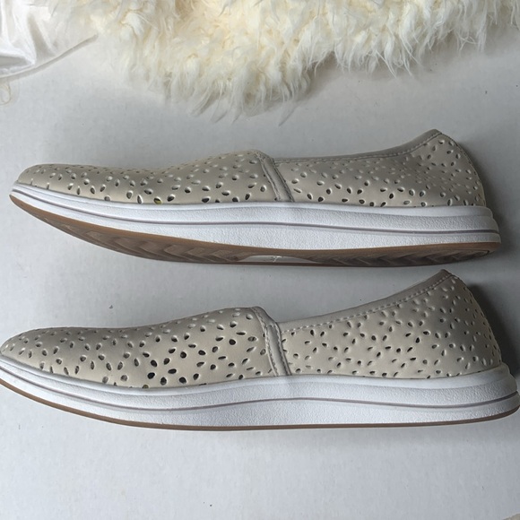 Clark’s Emily breeze slip ons Taupe faux lazer leather foam size 8 - Picture 4 of 4
